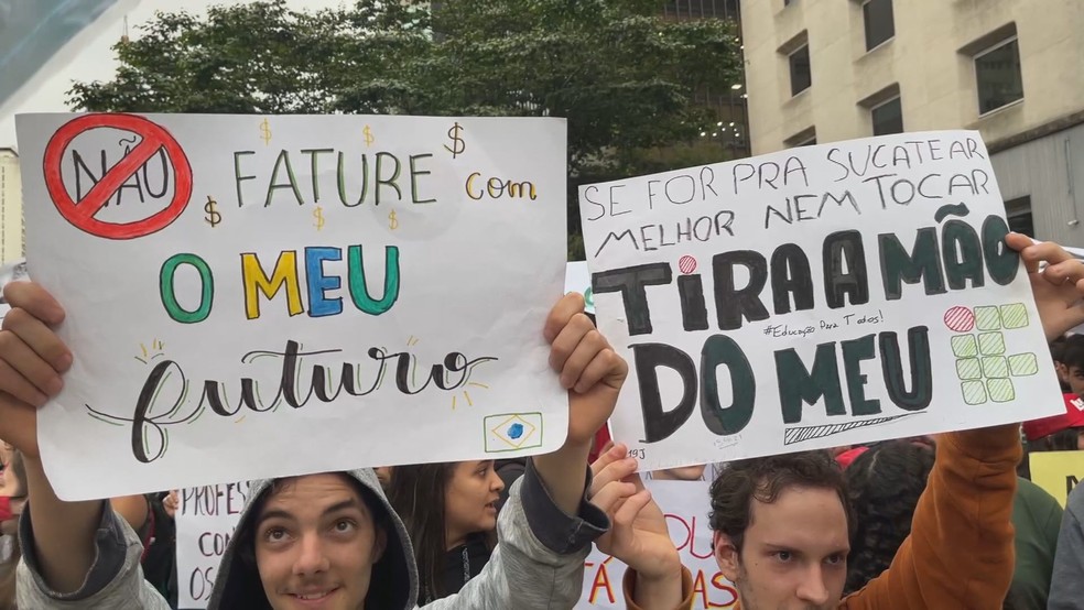 Ato na Paulista contra cortes do governo Bolsonaro em educação  — Foto: Reprodução / TV Globo