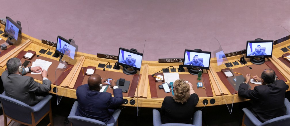 Representantes dos países na ONU assistem discurso de Volodymyr Zelensky durante Conselho de Segurança — Foto: Andrew Kelly/REUTERS
