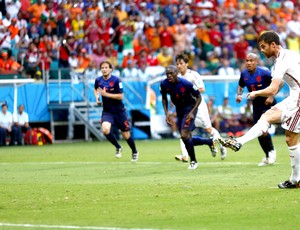 Xabi ALonso gol no jogo Espanha x Holanda (Foto: Reuters)