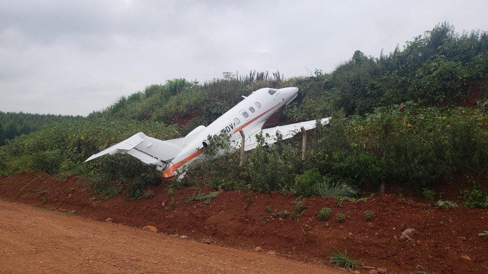 Avião de pequeno porte derrapou e saiu da pista em aeroporto de Santa Rosa — Foto: Éverson Dornelles / RBS TV