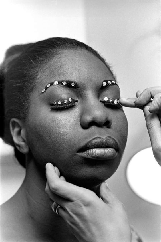 Nina Simone: make com delineado de strass (Foto: Reprodução)