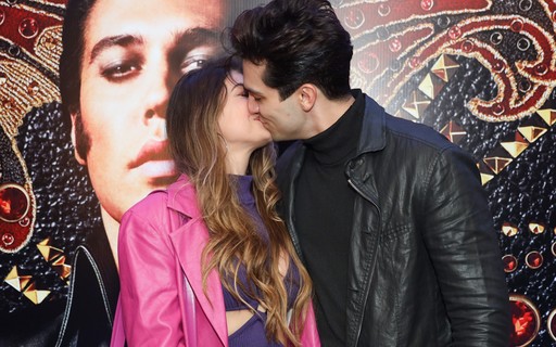 Luan Santana troca beijos com a namorada, Izabela Cunha, em noite de cinema