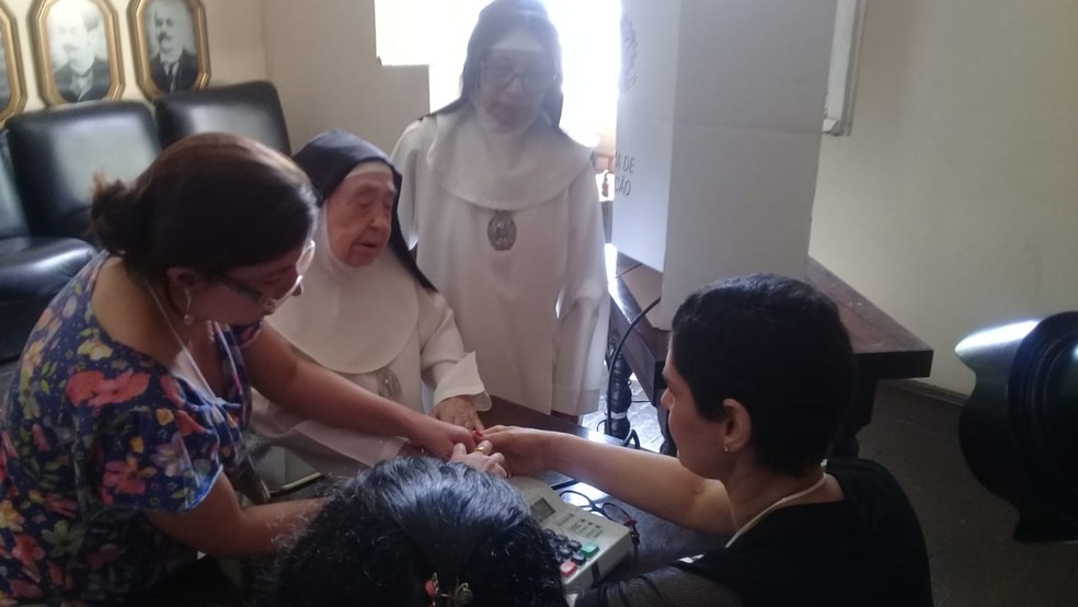 Freira Maria Antônia de Alencar, de 98 anos, votando em Uberaba — Foto: Basílio Magno/G1