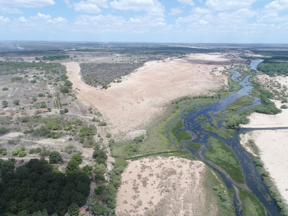 Em período de cheia, canal desvia água para lagoa de Piató, que abastece 570 famílias no RN (Foto: Bruno Andrade)