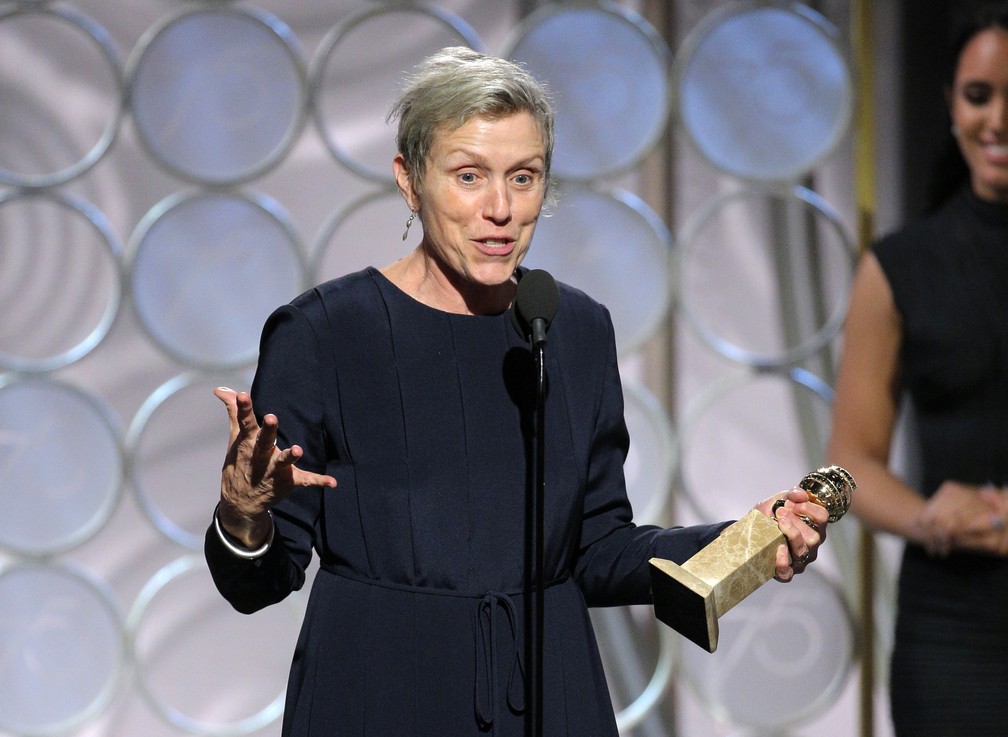 Frances McDormand recebe prêmio de melhor atriz em drama pelo filme 'Três anúncios para um crime' no Globo de Ouro 2018 (Foto: Paul Drinkwater/NBC via AP)
