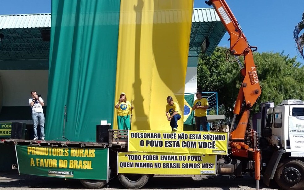 Manifestantes fazem ato a favor do governo Bolsonaro neste 1º de maio em Varginha — Foto: Ana Rios