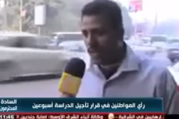Egípcio fez 'melhor saída de entrevista' de todos os tempos ao subir em ônibus em movimento (Foto: Reprodução/YouTube/Arabic Tv)