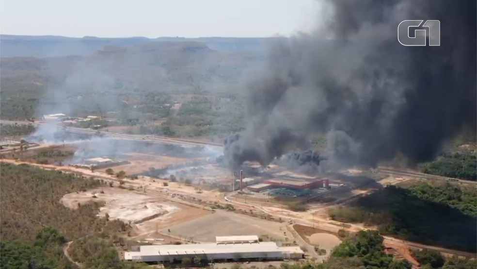 Imagem de drone mostra nuvem de fumaça em Palmas em área incendiada — Foto: Divulgação/Macelo DronePmwFilmes