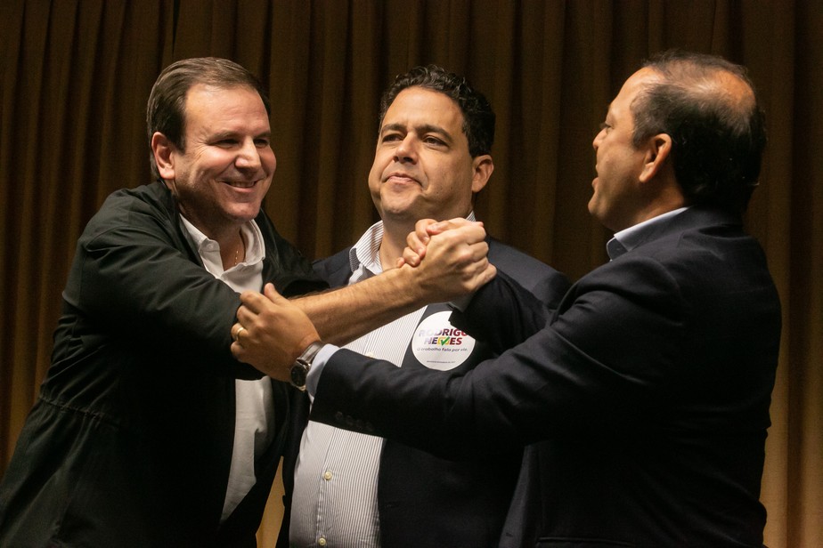 O prefeito do Rio, Eduardo Paes (PSD), com Felipe Santa Cruz e o candidato ao governo do estado Rodrigo Neves (PDT)