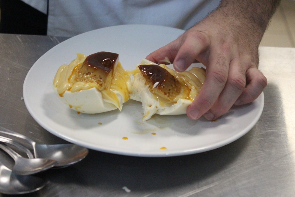 Confeiteiro piauiense produz Ovo de Páscoa de colher com recheio de pudim para atrair mais clientes — Foto: Lívia Ferreira/g1 PI