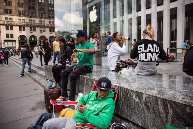 Pessoas esperam na fila para comprar o iPhone 6 e o iPhone 6 Plus em loja da Apple em Nova York (Foto: AFP)