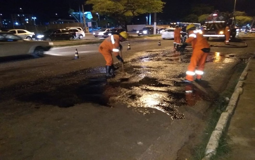 Óleo na Avenida Tancredo Neves — Foto: Sema