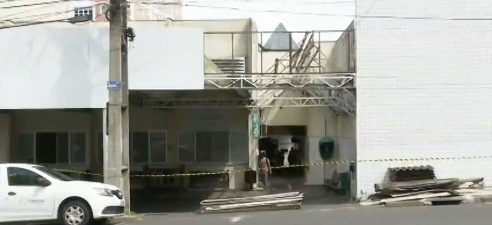 Telhas começaram a ser retiradas do Hospital Municipal de Ponta Grossa — Foto: Valdecir Galvan/RPC