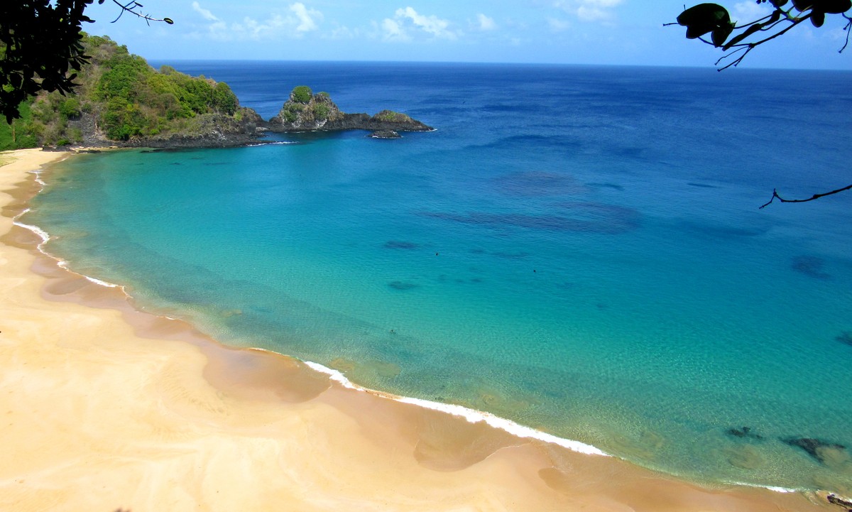 Stairway and strip of sand on Sancho beach are banned for geological maintenance in Noronha