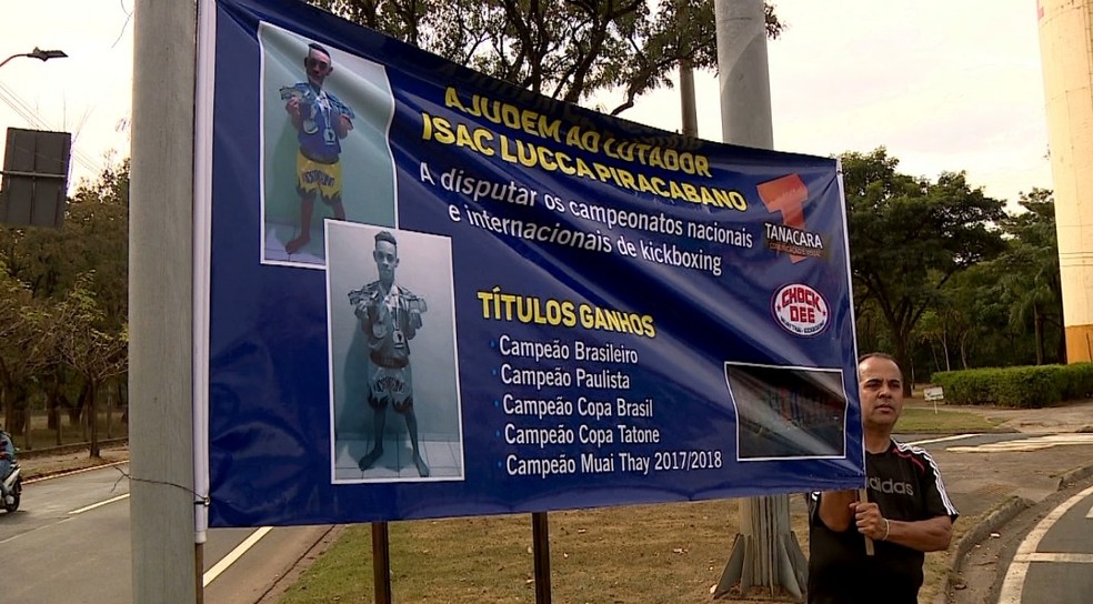 Pai usa faixa para apoiar o filho em semáforos (Foto: Reprodução / EPTV)