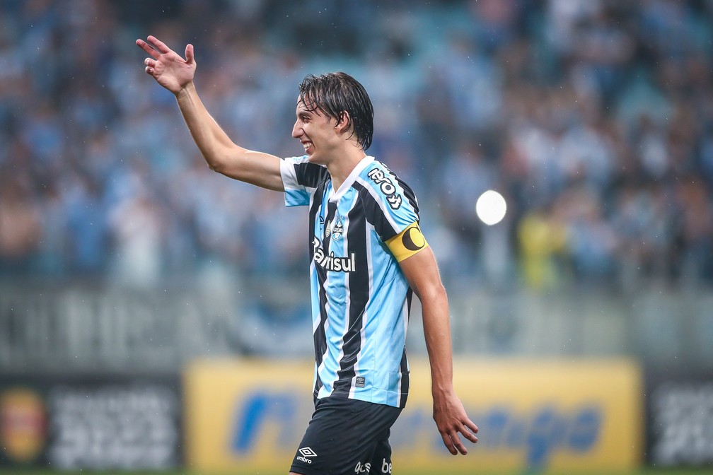 Geromel se dirige à torcida com sorriso no rosto após classificação na semifinal — Foto: Lucas Uebel / Grêmio FBPA