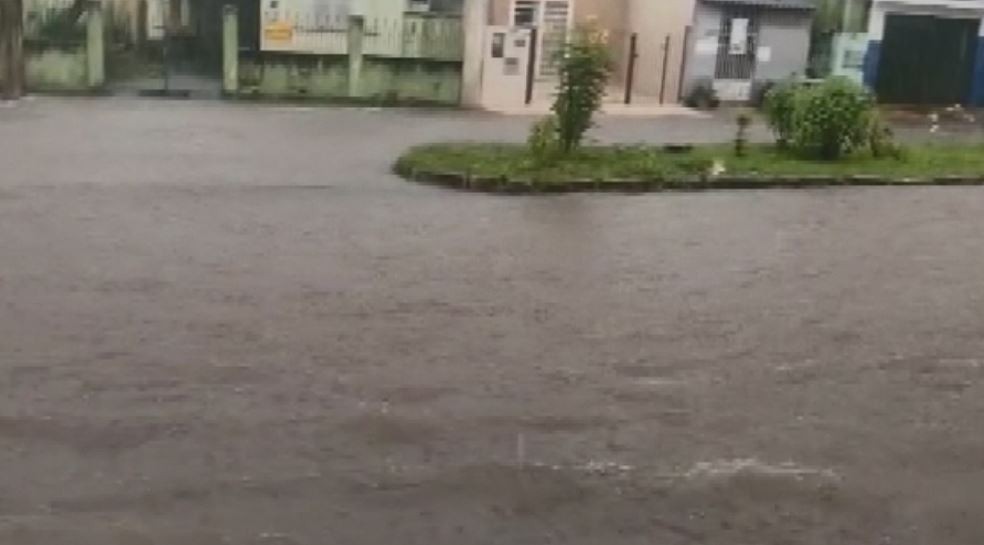 Avenida em Porto Ferreira fica inundada durante a chuva — Foto: Edna Felisberto/Arquivo Pessoal