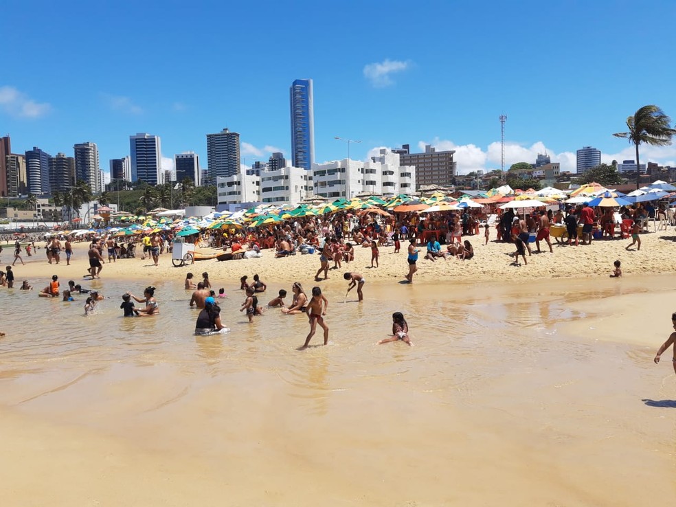 Praia do Meio em Natal, cheia de banhistas no feriado de 7 de setembro &mdash; Foto: Lucas Cortez/Inter TV Cabugi