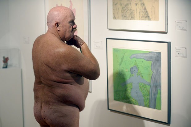 Homem é fotografado enquanto observa obra da mostra (Foto: Aaron Harris/Reuters)