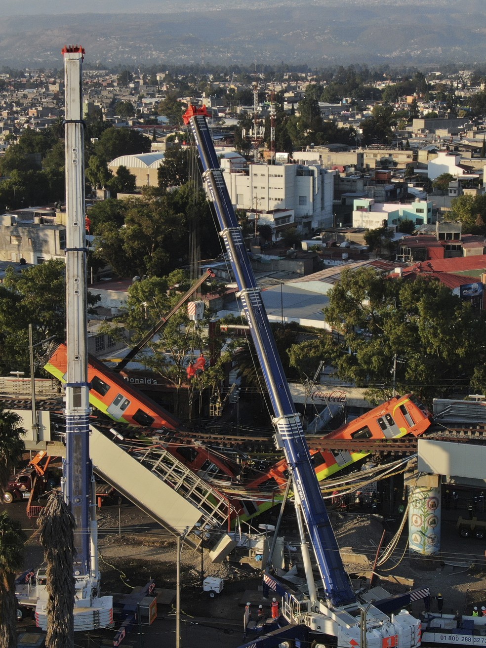 Vista aérea dos vagões do metrô da Cidade do México pendurados após viaduto desabar e deixar dezenas de mortos e feridos — Foto: Fernando Llano/AP
