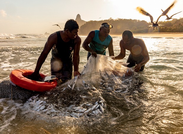 Pescadores locais da Praia Cacimba do Padre (Foto: Kiolo / Divulgação)