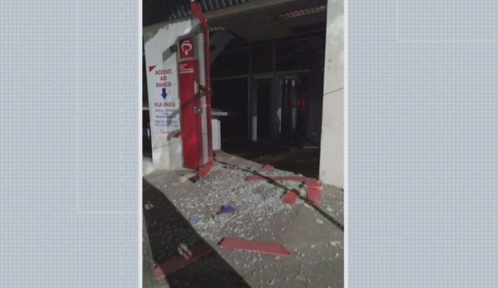 Três agências bancárias são explodidas por homens armados na cidade de Irará — Foto: Reprodução/TV Bahia