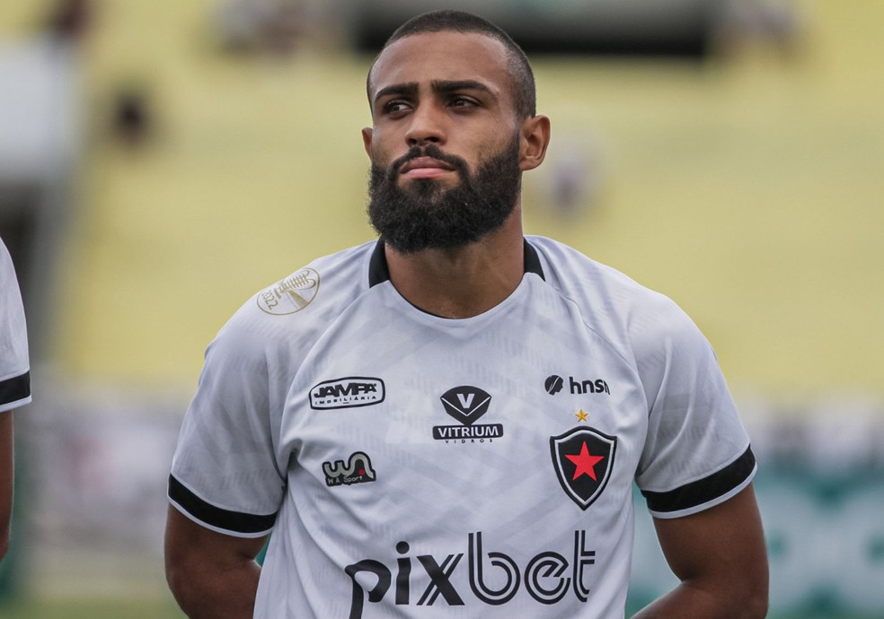 Adriano J�nior cr� na virada do Botafogo-PB � Foto: Guilherme Drovas / Botafogo-PB