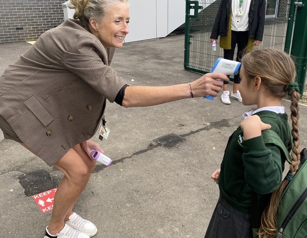 Medição de temperatura antes de entrar na escola na Inglaterra (Foto: Reprodução Twitter)