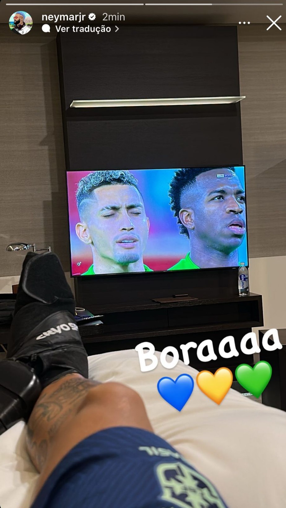 Neymar assiste jogo do Brasil do quarto do hotel
