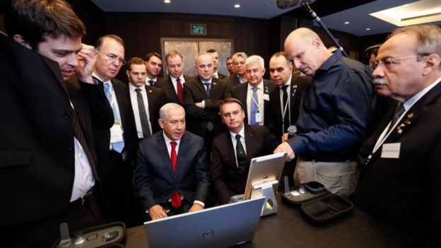 Benjamin Netanyahu (sentado, à esq.) e Bolsonaro, durante a visita do presidente brasileiro a Israel (Foto: PRESIDÊNCIA DA REPÚBLICA, via BBC News Brasil)