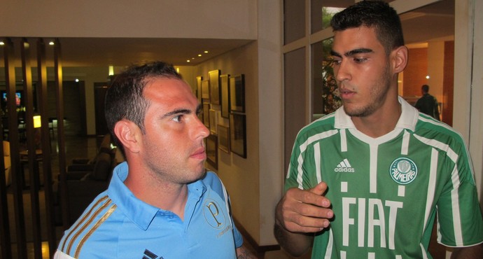 Torcedor do Palmeiras fala com Bruno Cesar (Foto: Marcelo Hazan)
