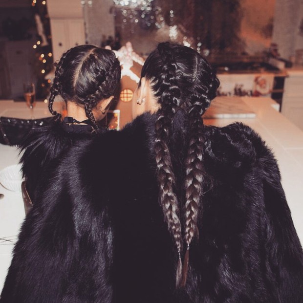 Kim Kardashian e North West com as boxer braids feitas por Jen Atkin no Natal (Foto: Reprodução/ Instagram)