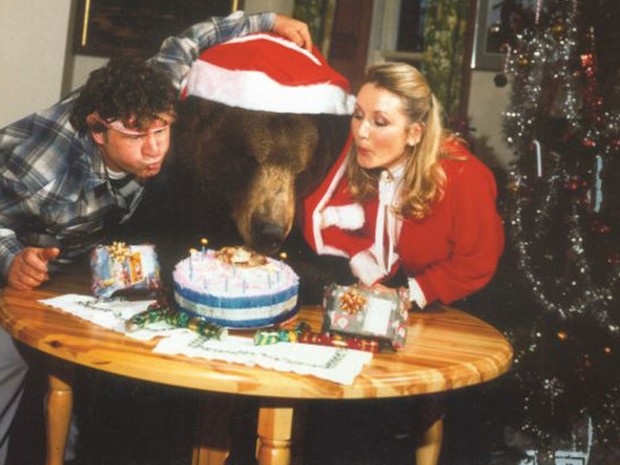 Urso Hércules viveu por mais de duas décadas com Maggie Robin e seu marido, Andy (Foto: BBC/Hercules the Bear A Gentle Giant in the Family I Maggie Robin )