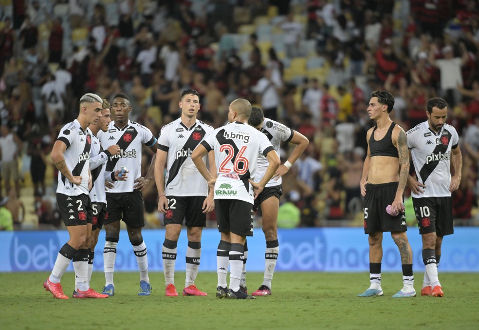 Jogadores do Vasco após a derrota para o Flamengo. Próximo jogo é no domingo — Foto: André Durão