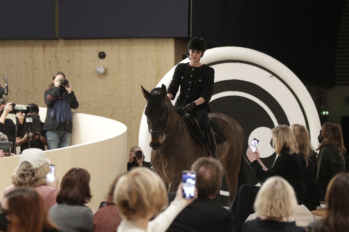 Charlotte Casiraghi, filha da princesa Caroline de Mônaco, abre desfile da Chanel montada a cavalo |  moda e beleza