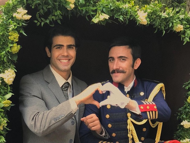 Casal  Luccino (Juliano Laham) e Otávio (Pedro Henrique Müller) em Orgulho e Paixão (Foto: Reprodução/Instagram)