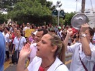 Servidores de Cabo Frio, RJ, fecham ruas do Centro em protesto