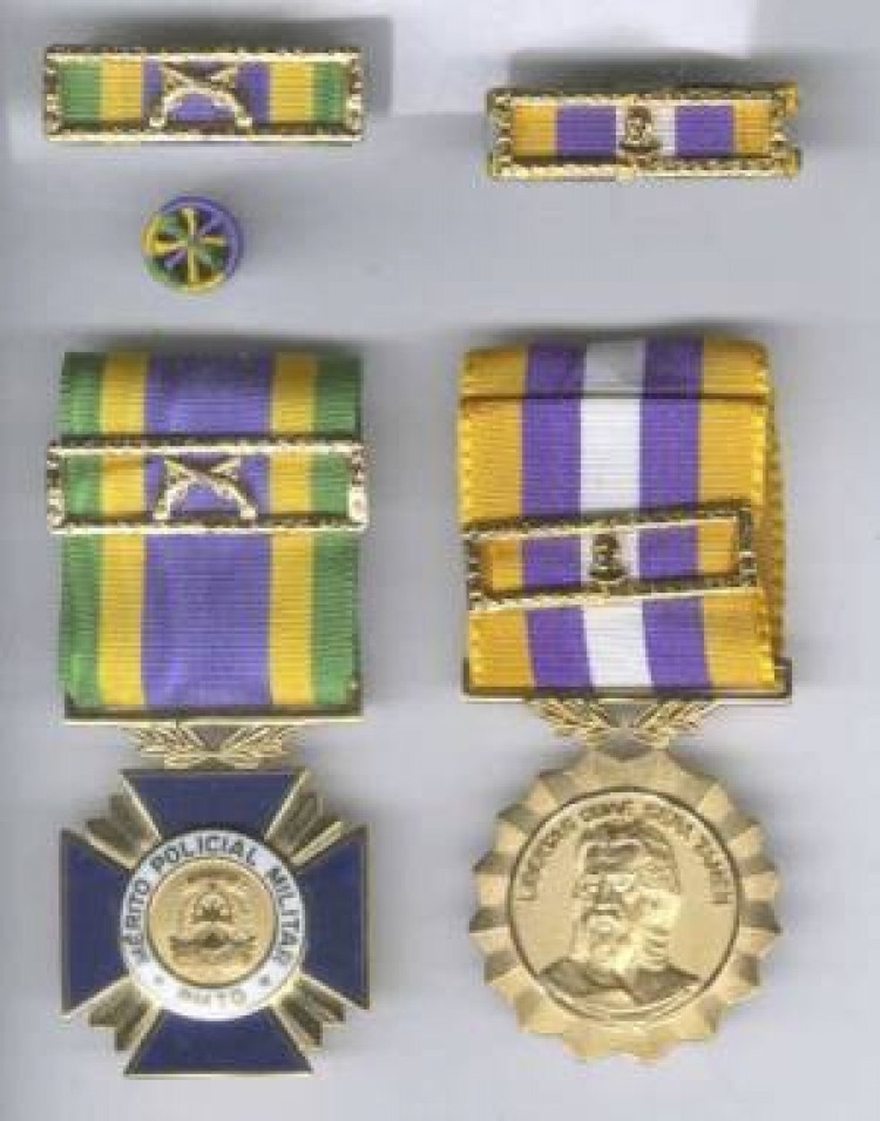 Medalha Tiradentes (à direita) foi entregue para dupla sertaneja  — Foto: Divulgação/PM