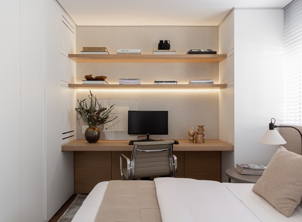 No projeto do escritório Bruno Gap Arquitetura, a iluminação é fundamental para a melhor produtividade no home office (Foto: Rafael Gap / Divulgação)
