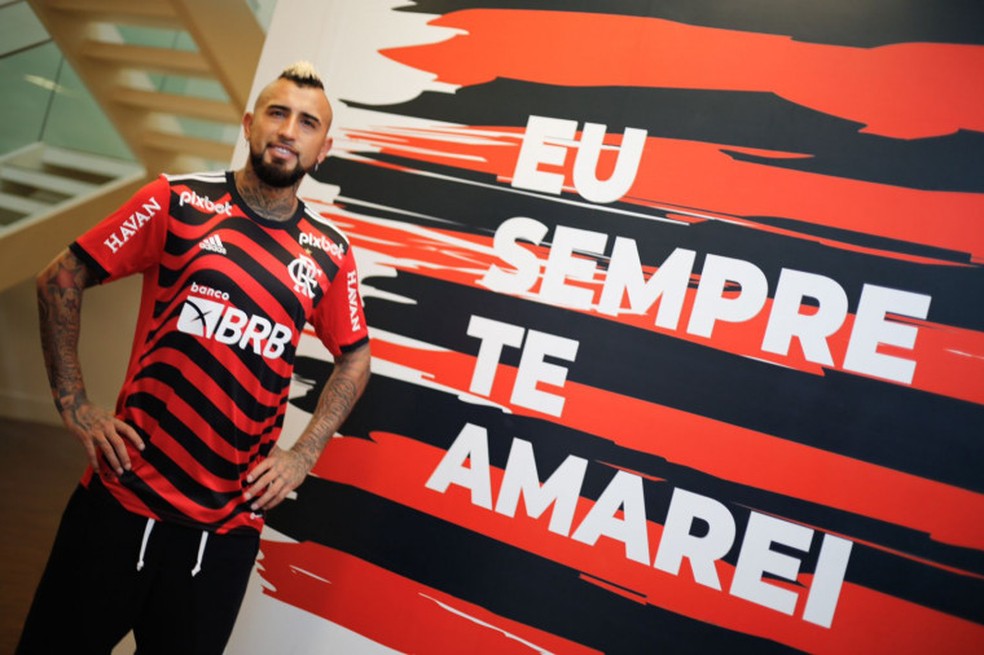 Vidal com a nova camisa 3 do Flamengo — Foto: Divulgação