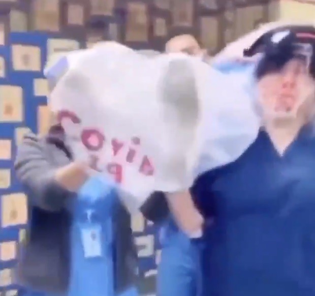 Vídeo de enfermeiros dançando com morto pela Covid-19 viraliza na web (Foto: reprodução/twitter)