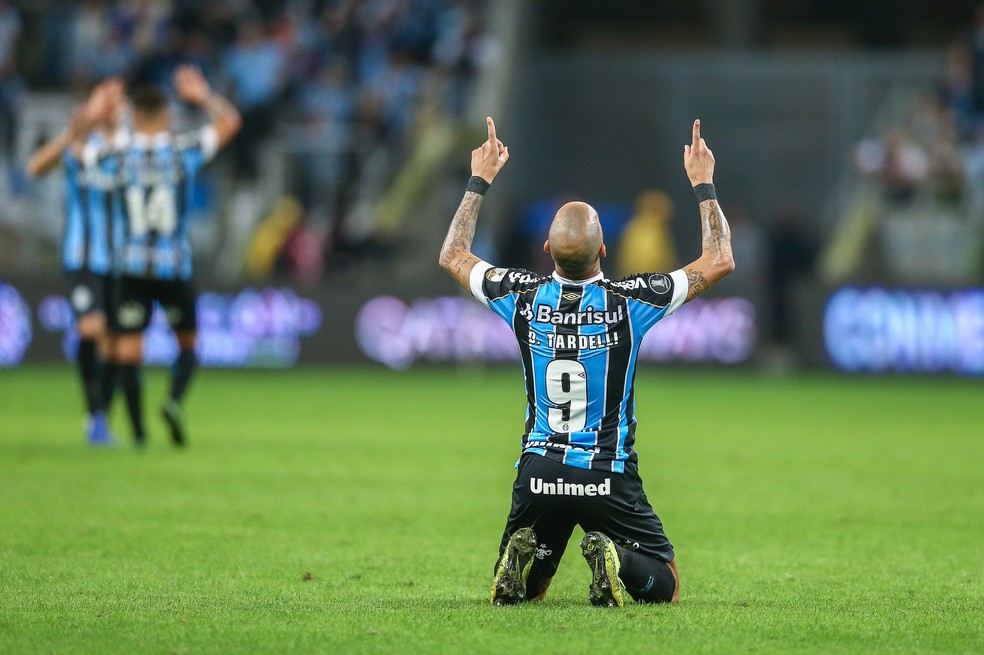 Tardelli se ajoelha e depois deita no gramado da Arena — Foto: Lucas Uebel/Grêmio FBPA