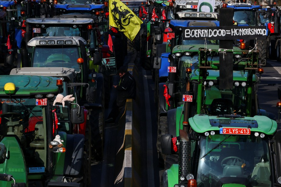Agricultores protestam contra legislação ambiental, na Bélgica