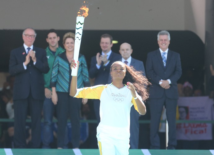 Fabiana Claudino com a tocha olímpica (Foto: André Dusek/Agência Estado)