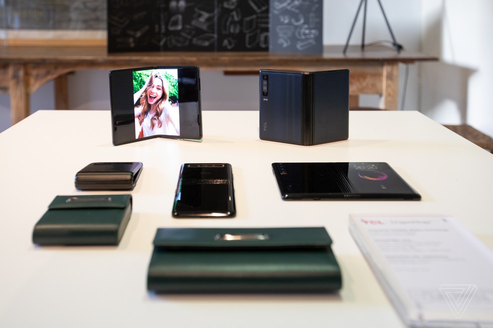 TCL apresentou protótipo de celular dobrável durante MWC 2019 — Foto: Reproduçao/The Verge