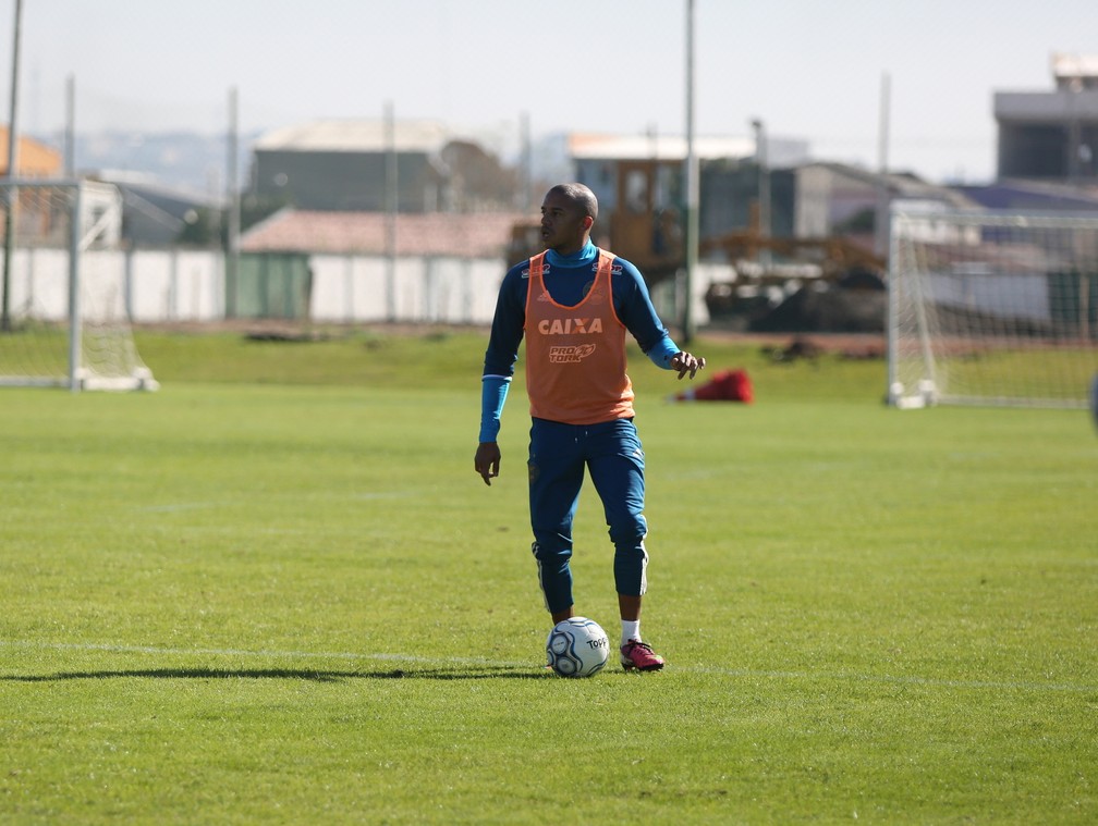 William Matheus volta aos treinos no Coritiba e será ...