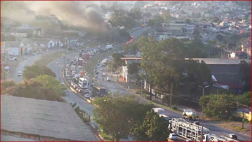 Pistas foram fechadas após acidente em que veículo pegou fogo no Anel Rodoviário de BH (Foto: Reprodução/TV Globo)