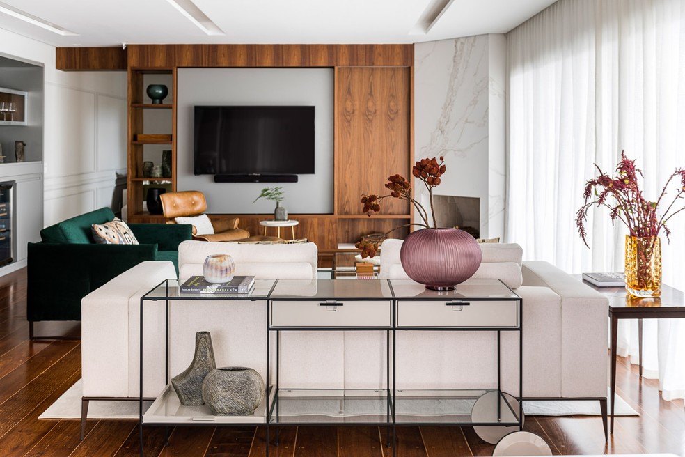 Boiseries e veludo são dois elementos do estilo clássico que aparecem na sala de estar — Foto: Renato Navarro