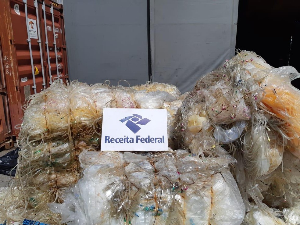 Carca com 20 toneladas de lixo hospitalar foi apreendida no Porto de Suape, no Grande Recife — Foto: Receita Federal/Divulgação