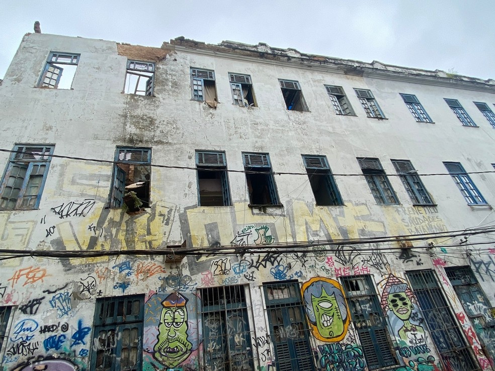 Prédio no Centro do Rio desabou parcialmente na madrugada de domingo (8) — Foto: Nathalia Castro/ TV Globo